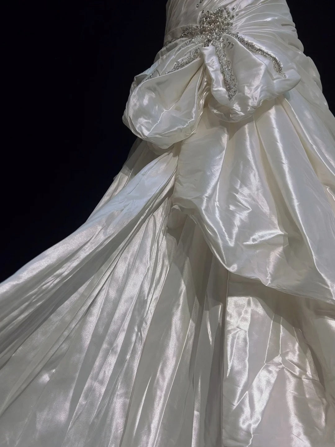 Robe de soirée longue et somptueuse ornée de perles, modèle NV6577