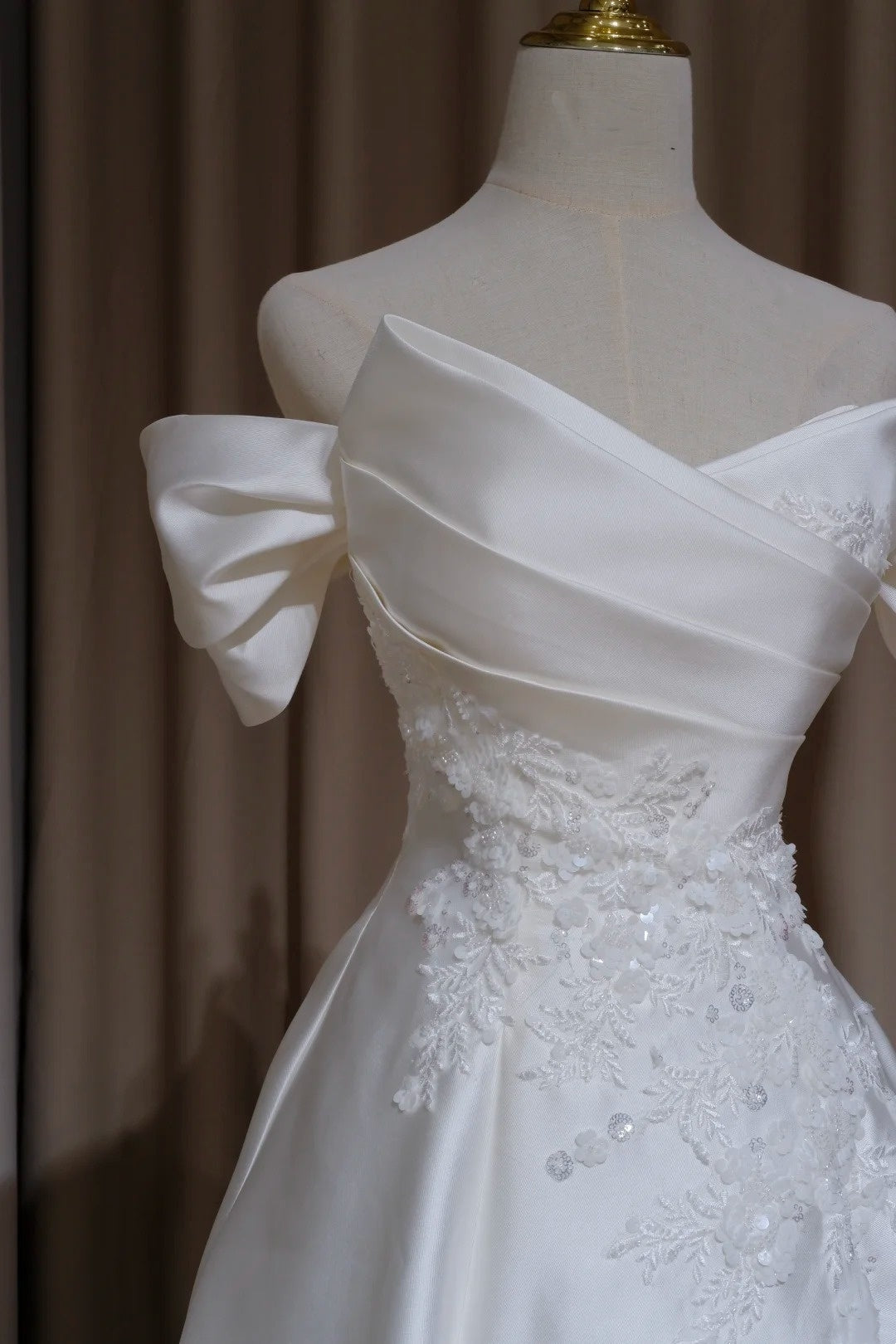 NiceVestidos-_Elegant long ball gown with delicate white beading, formal dress NV5992