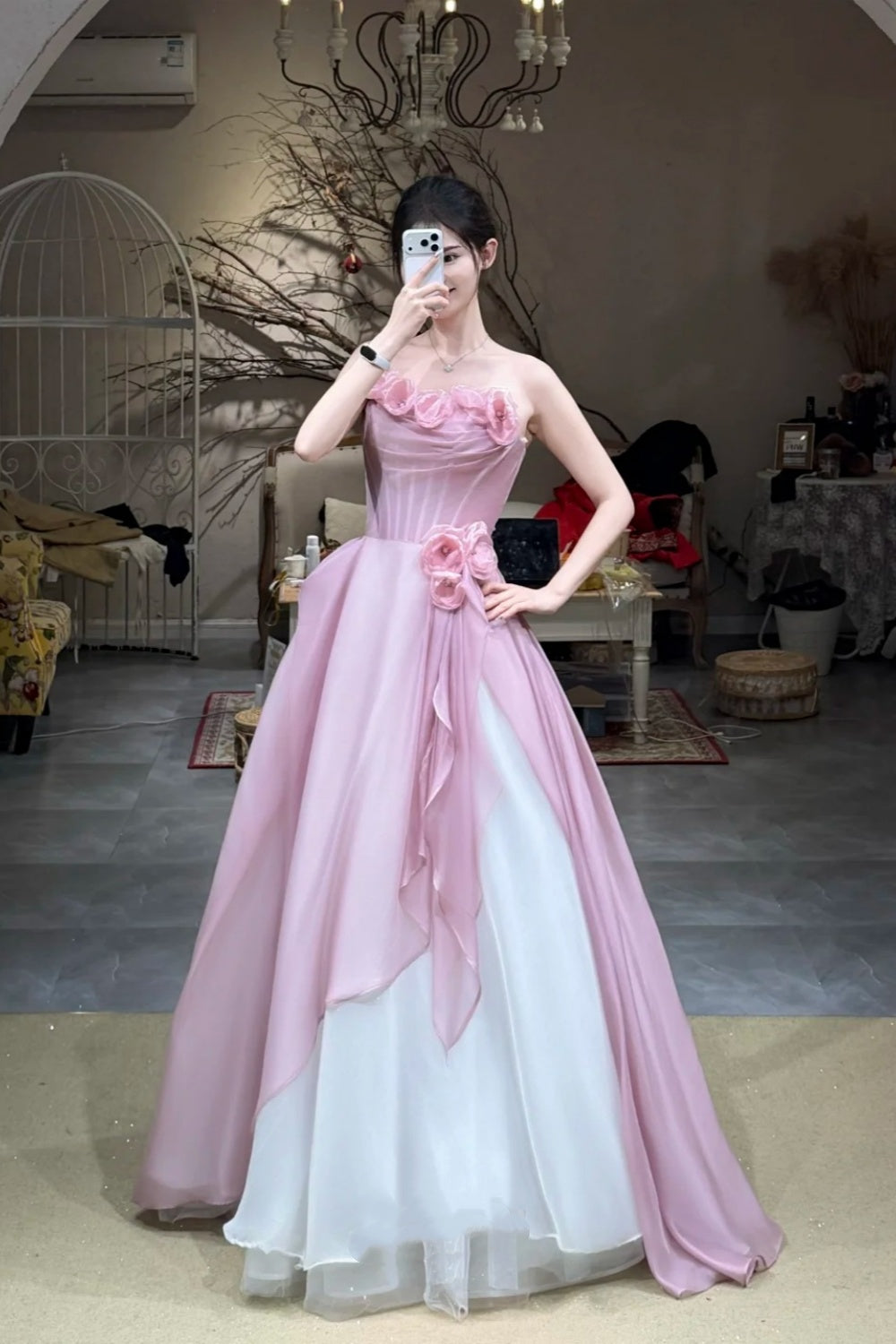 Robe bustier sans manches Sweet Element Style | Robe longue de bal en tulle rose et blanc à panneaux et fleurs 3D pour fiançailles, dîner de gala ou garden-party de luxe NV6273
