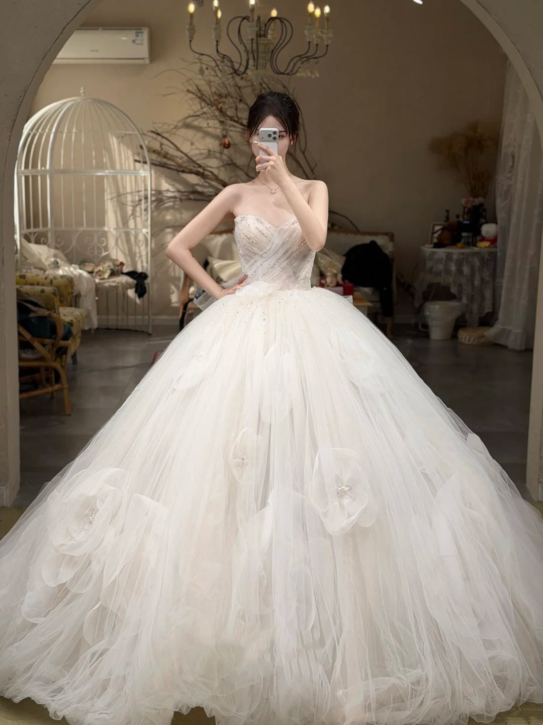 Robe de mariée bustier sans manches style princesse de rêve | Robe longue maxi en tulle blanc avec traîne et fleurs 3D pour mariage, fiançailles et dîner de gala NV6275