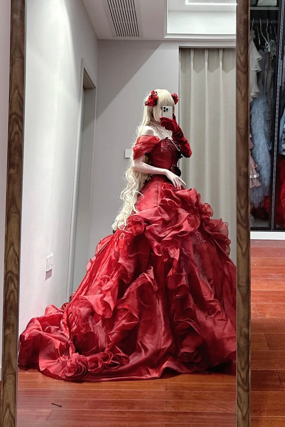 Robe de bal longue en tulle rouge délicatement perlée NV6662