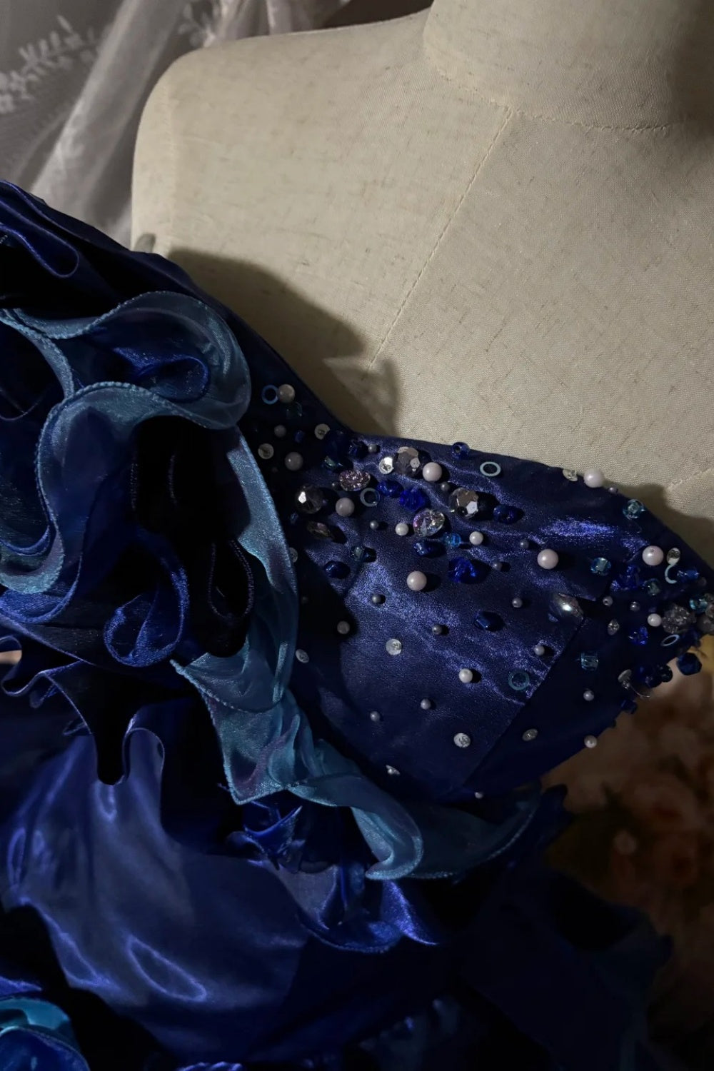 Une magnifique robe de bal longue en tulle bleu scintillant NV6660