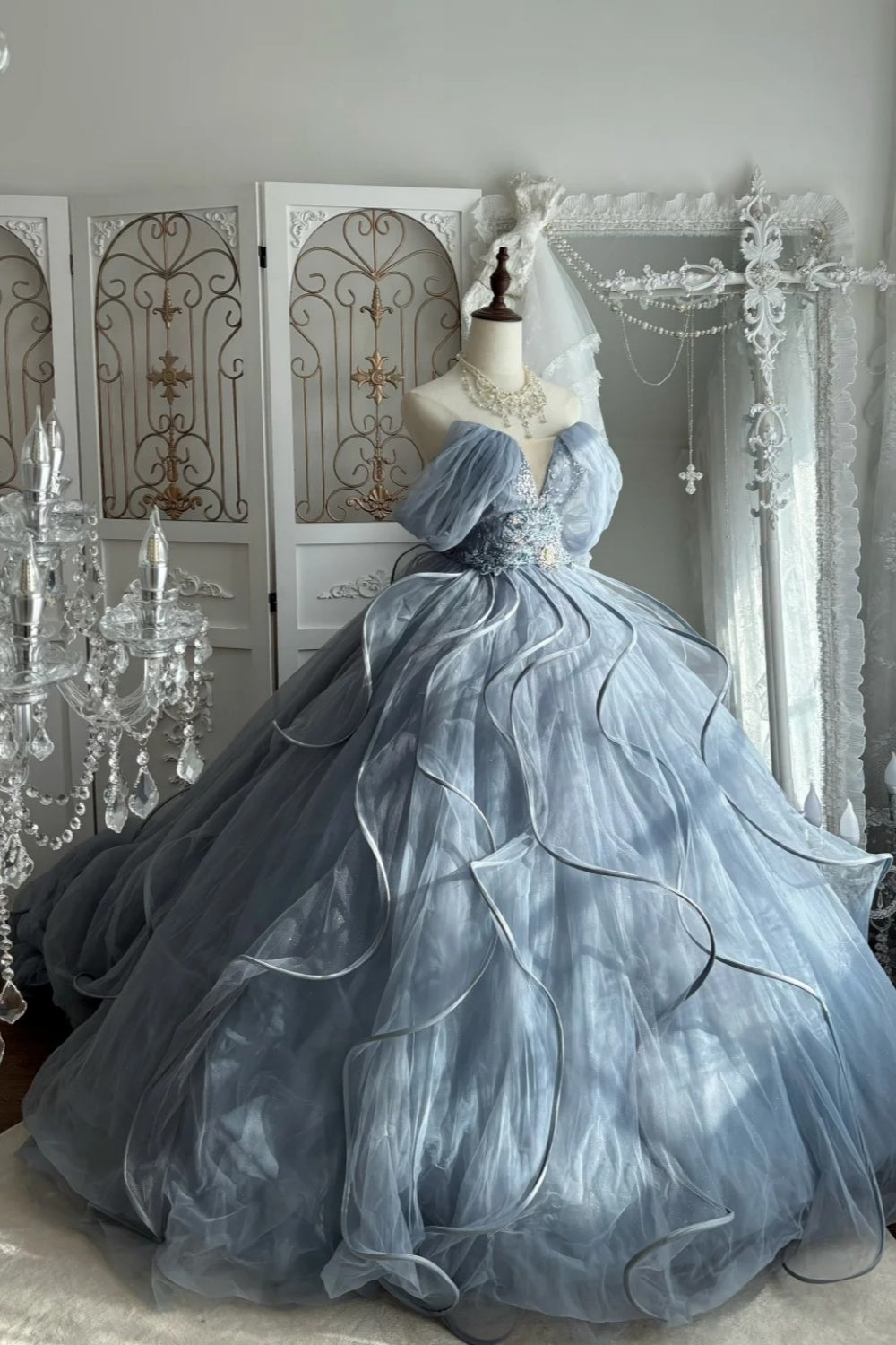 Robe de bal bleu brumeux Princess Core Trend : manches bouffantes et appliques perlées NV6841