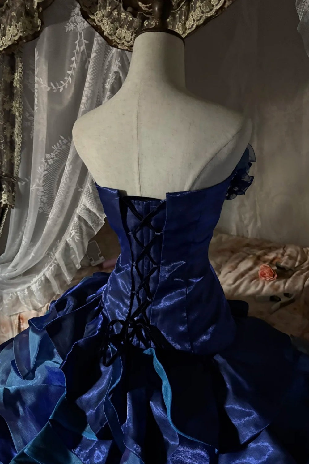 Une magnifique robe de bal longue en tulle bleu scintillant NV6660