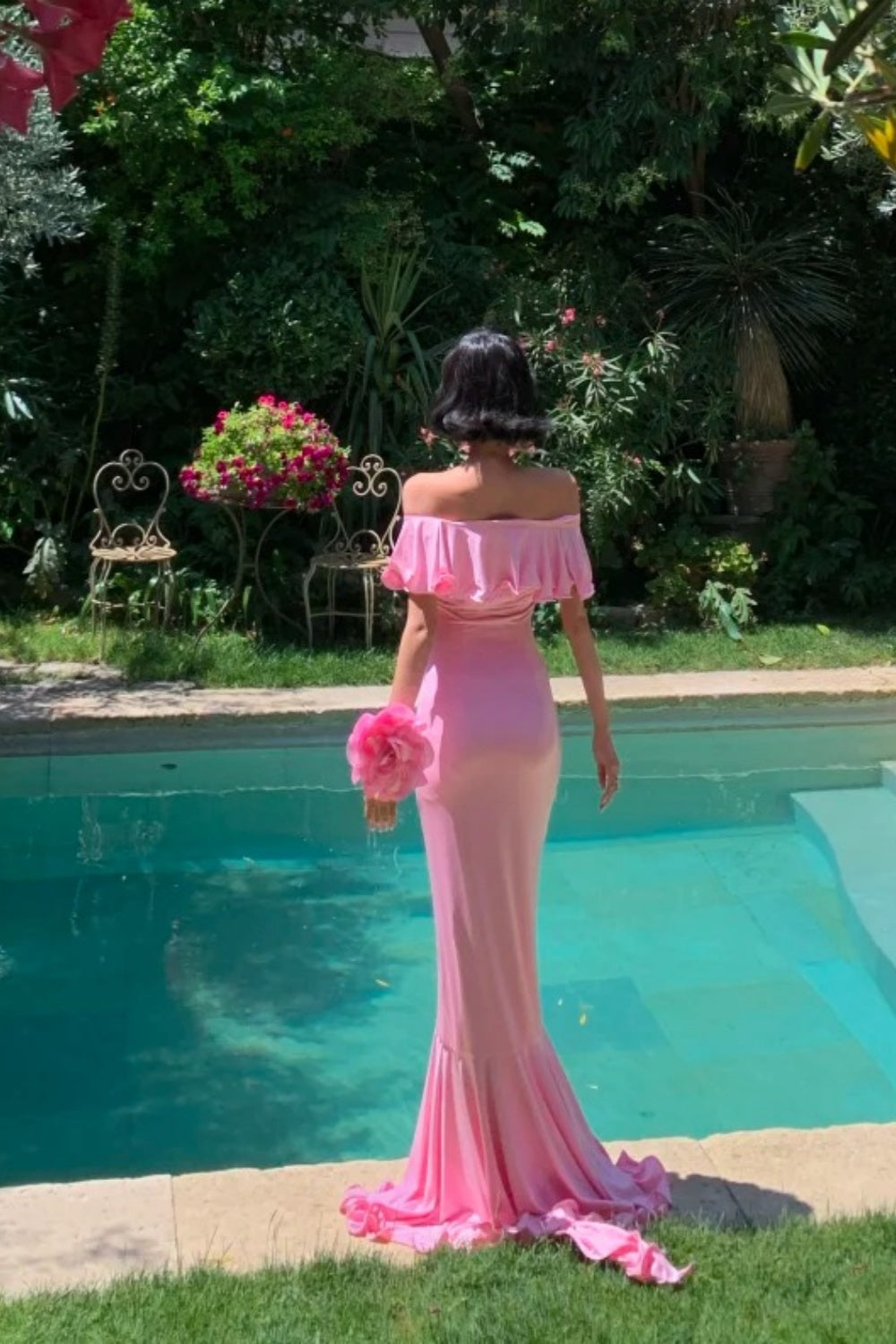 Robe sirène rose dégradée à volants : décolleté en V épaules dénudées, coupe ajustée, style romantique français NV6401