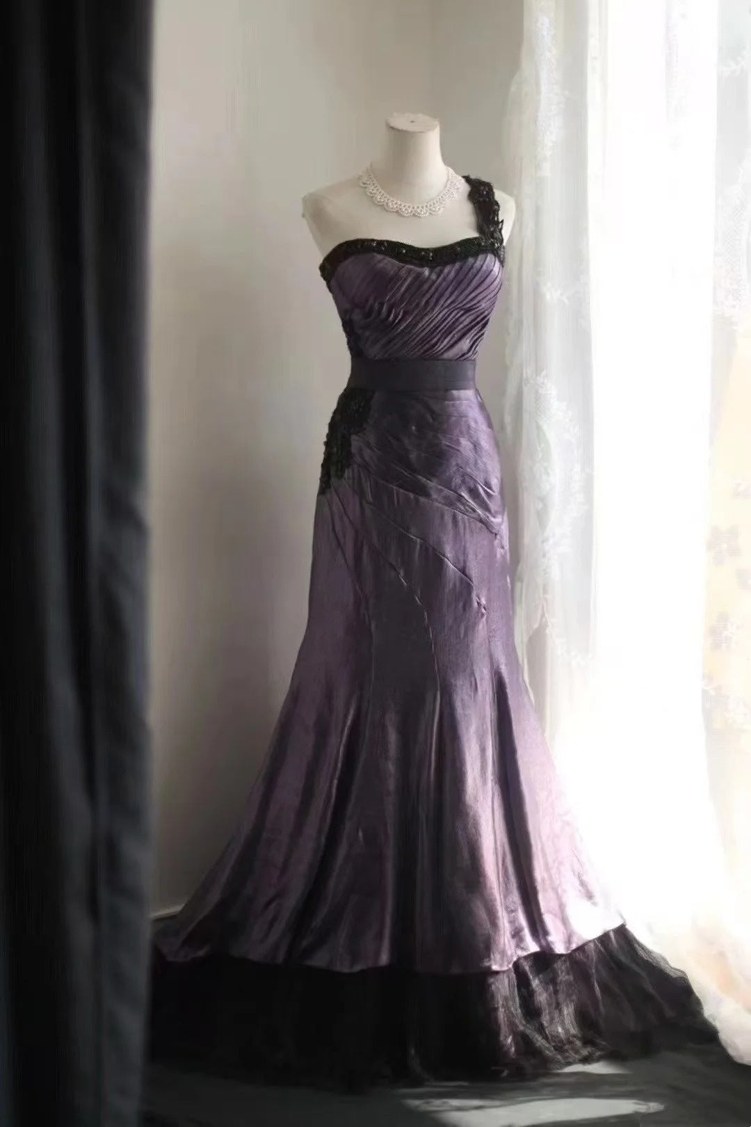 Robe de soirée élégante Purple Mist Mystery - Robe asymétrique en dentelle noire froncée, traîne sirène NV6857