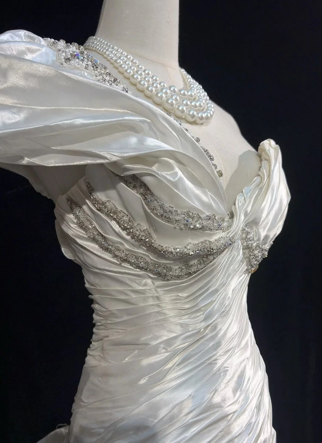 Robe de soirée longue et somptueuse ornée de perles, modèle NV6577