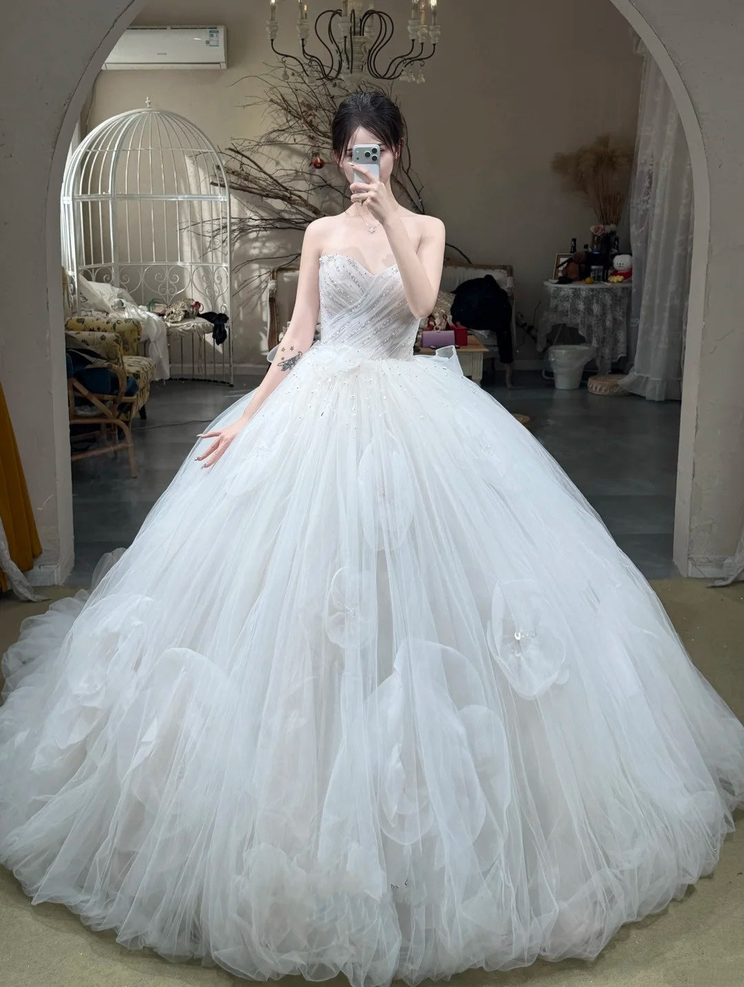 Robe de mariée bustier sans manches style princesse de rêve | Robe longue maxi en tulle blanc avec traîne et fleurs 3D pour mariage, fiançailles et dîner de gala NV6275