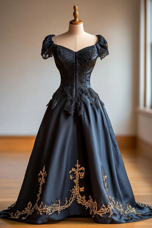 Robe de cour vintage longue jusqu'au sol, ornée de dentelle et de broderies dorées, en satin noir et satin noir (NV6192)