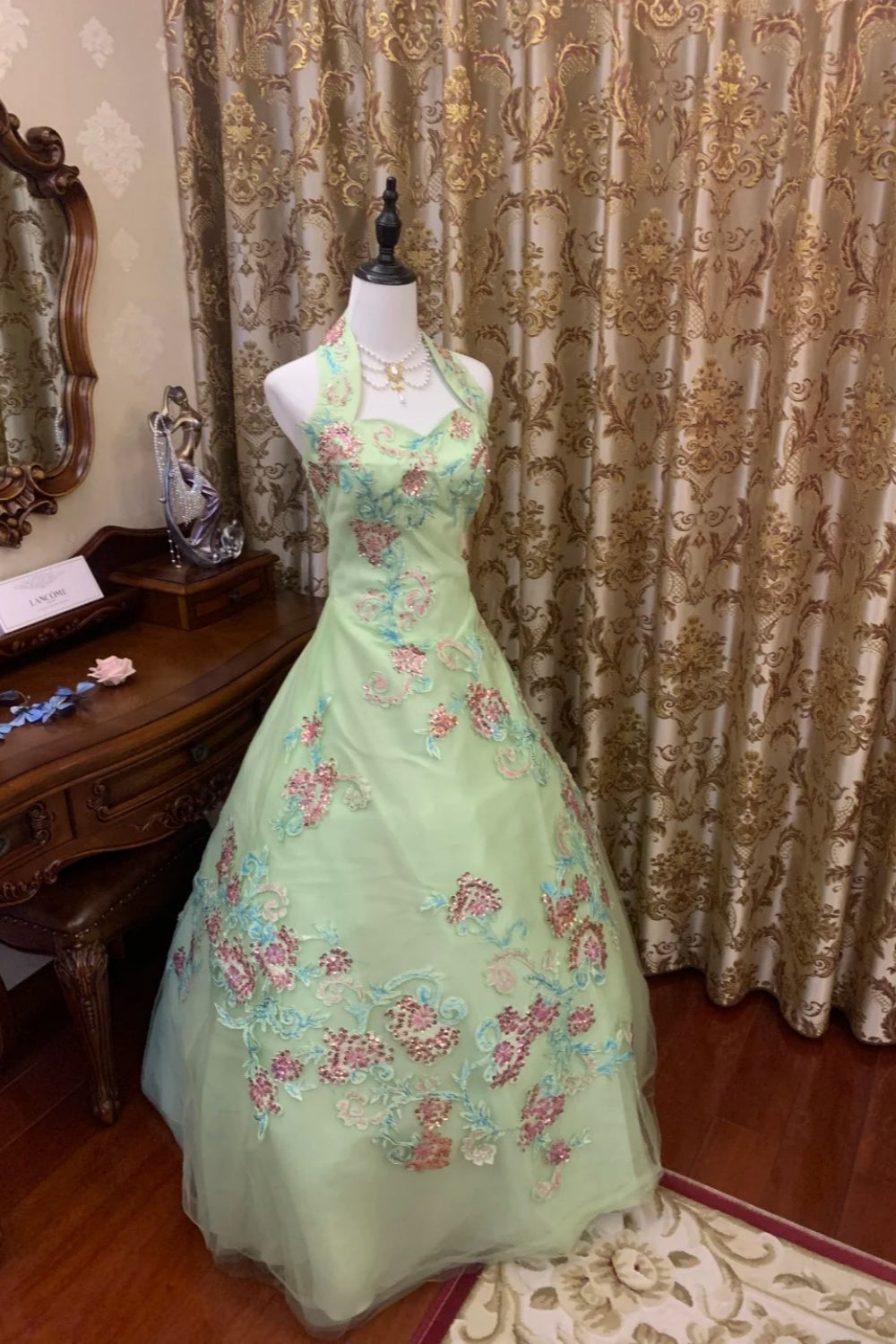 Robe en tulle vert menthe : col halter, broderie florale 3D, style princesse NV6396