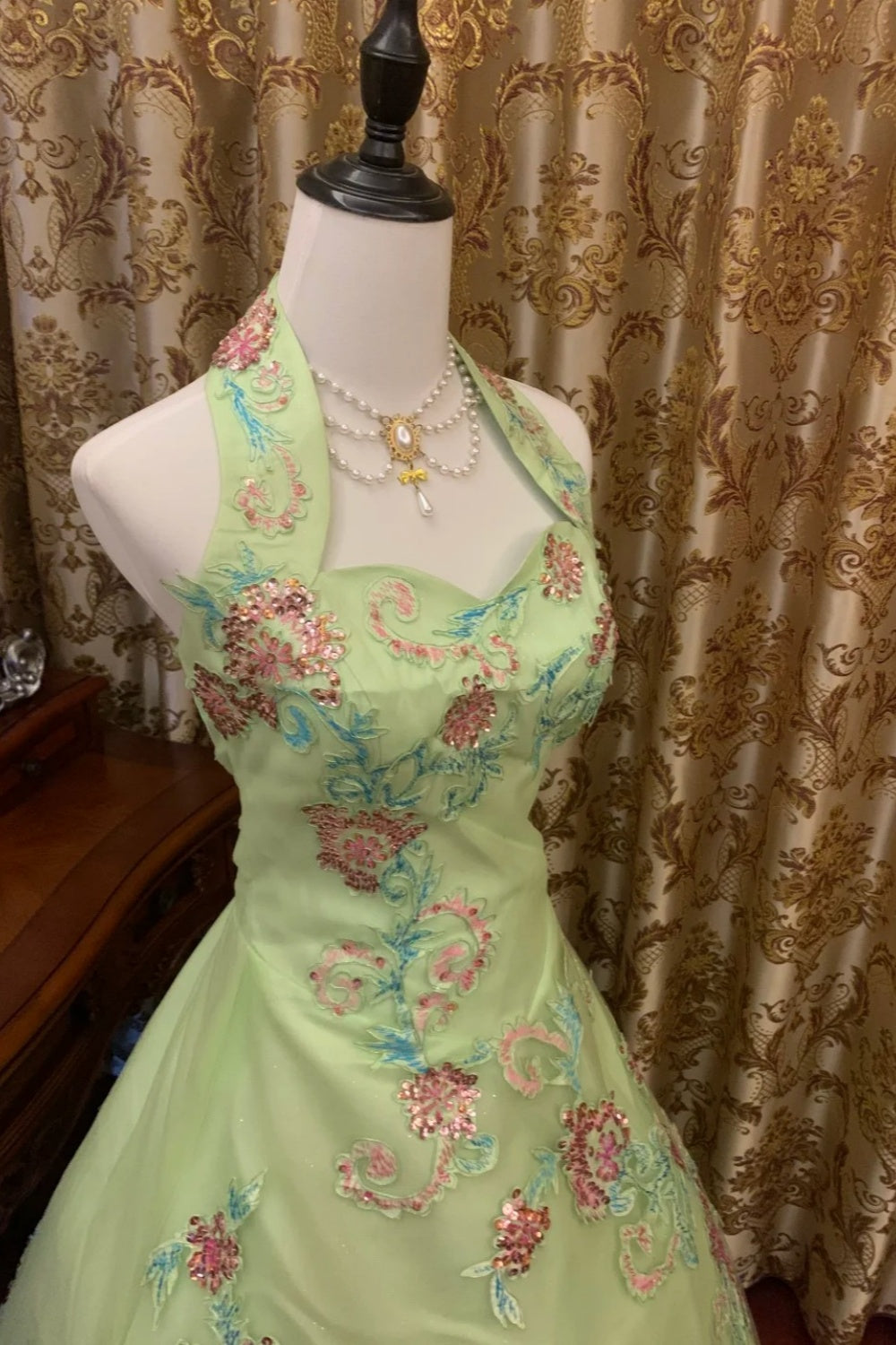 Robe en tulle vert menthe : col halter, broderie florale 3D, style princesse NV6396