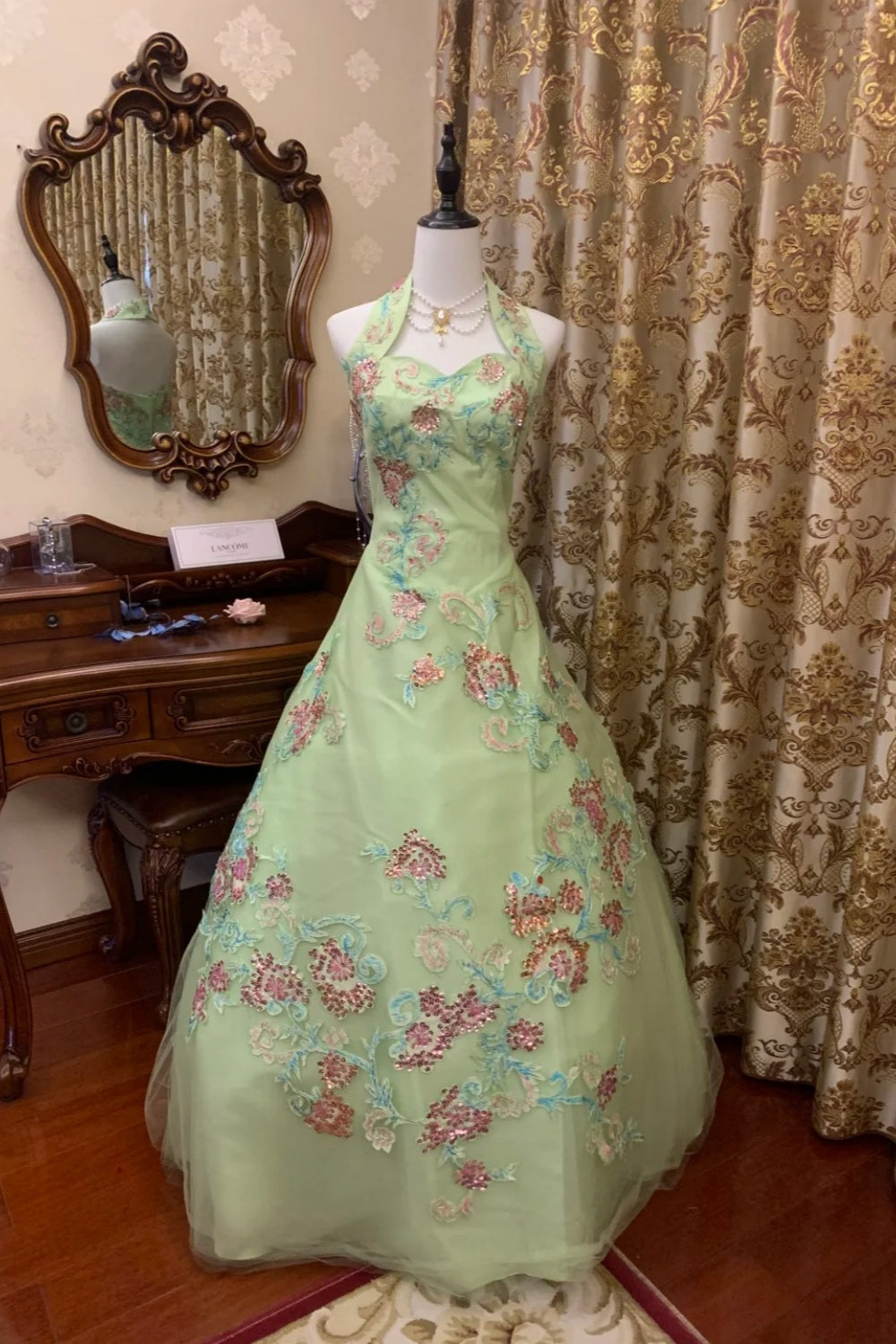 Robe en tulle vert menthe : col halter, broderie florale 3D, style princesse NV6396