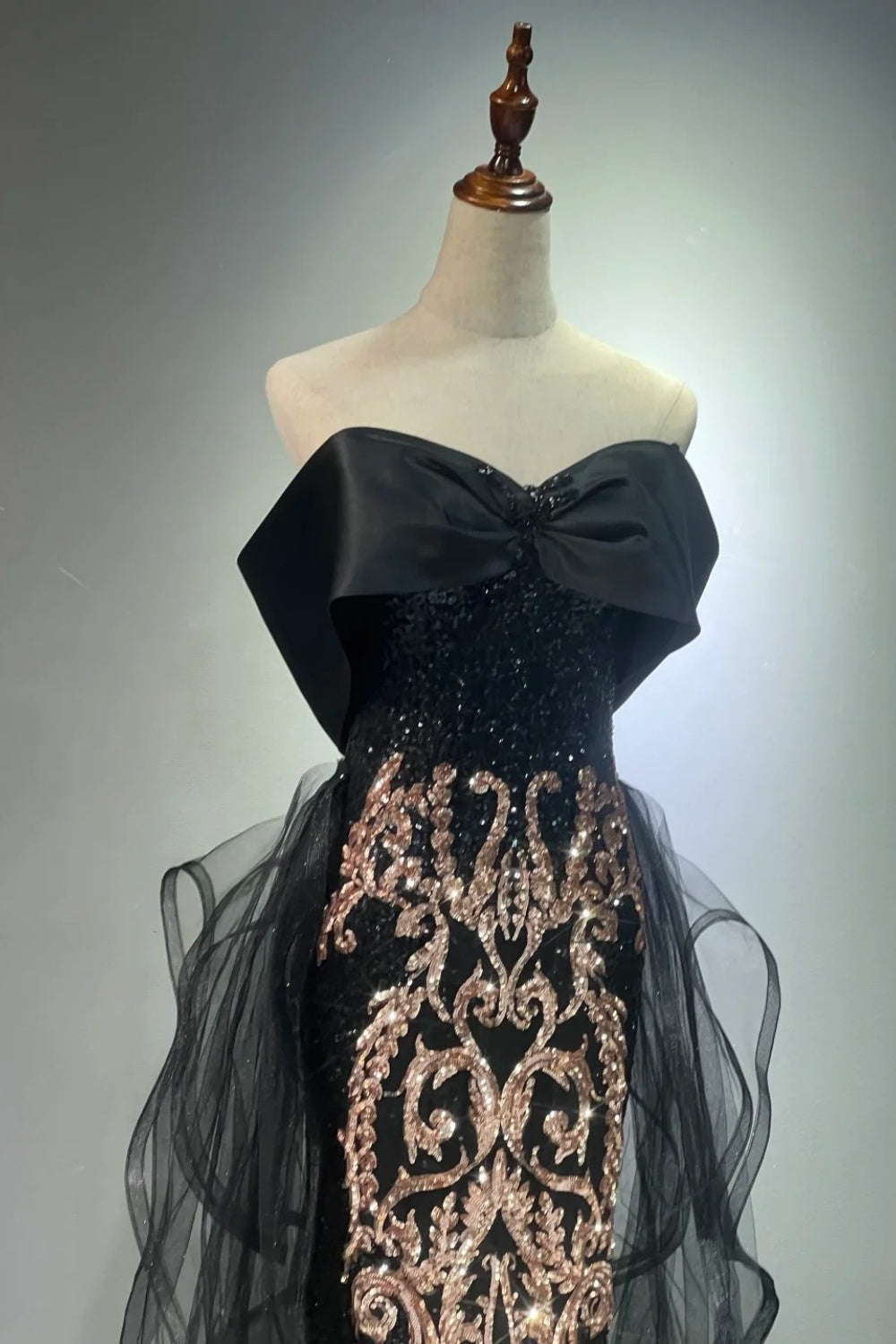 Robe de bal longue noire et dorée NV6623