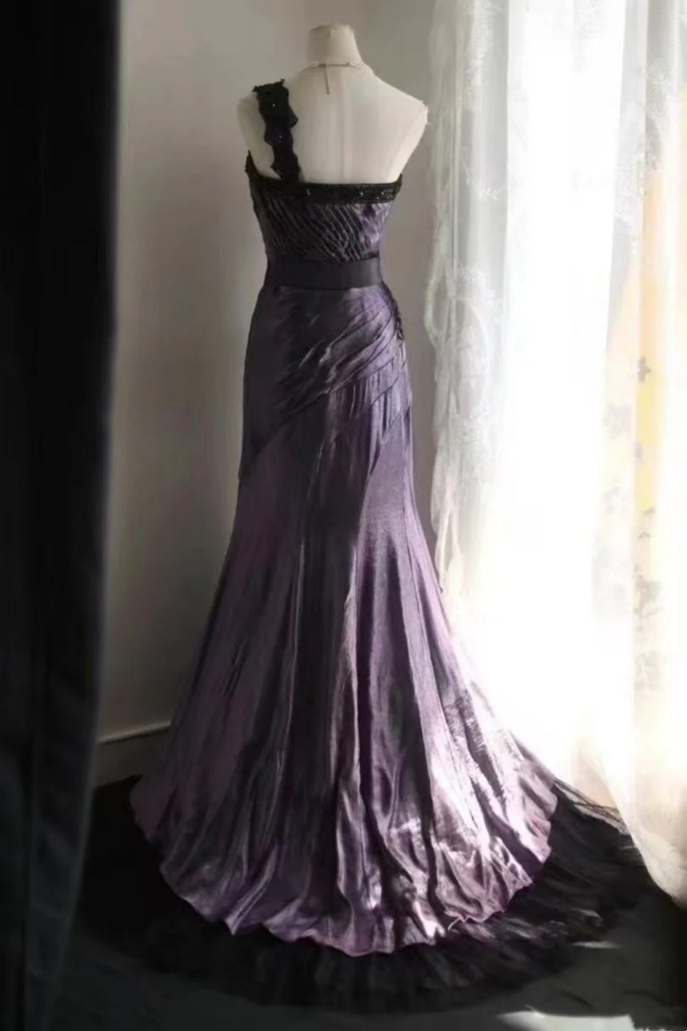 Robe de soirée élégante Purple Mist Mystery - Robe asymétrique en dentelle noire froncée, traîne sirène NV6857
