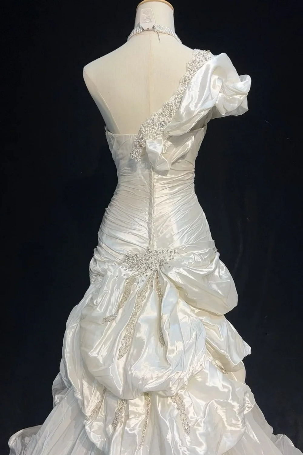 Robe de soirée longue et somptueuse ornée de perles, modèle NV6577