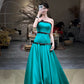 Robe de bal longue sans manches, style bicolore contrasté | Robe de bal bleu paon en satin noir avec bordure noire, idéale pour gala, tapis rouge, soirée chic, événement professionnel ou social NV6274