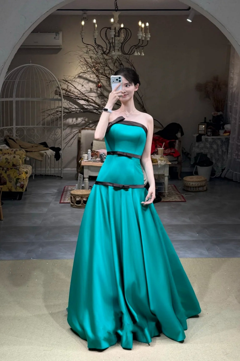 Robe de bal longue sans manches, style bicolore contrasté | Robe de bal bleu paon en satin noir avec bordure noire, idéale pour gala, tapis rouge, soirée chic, événement professionnel ou social NV6274