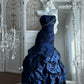 Robe sirène bleu royal tendance : sans bretelles, ornée de perles et ourlet à volants NV6840