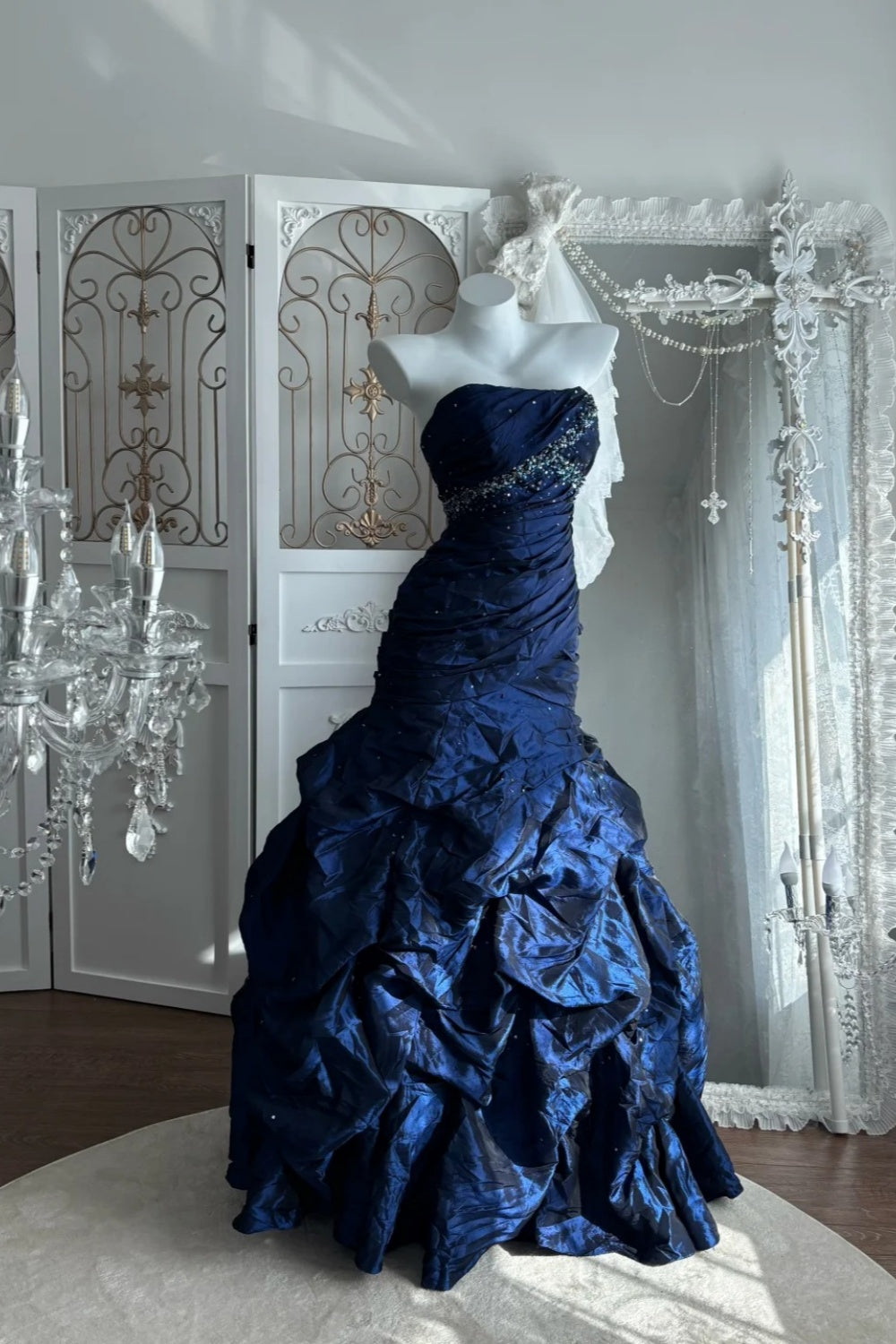 Robe sirène bleu royal tendance : sans bretelles, ornée de perles et ourlet à volants NV6840