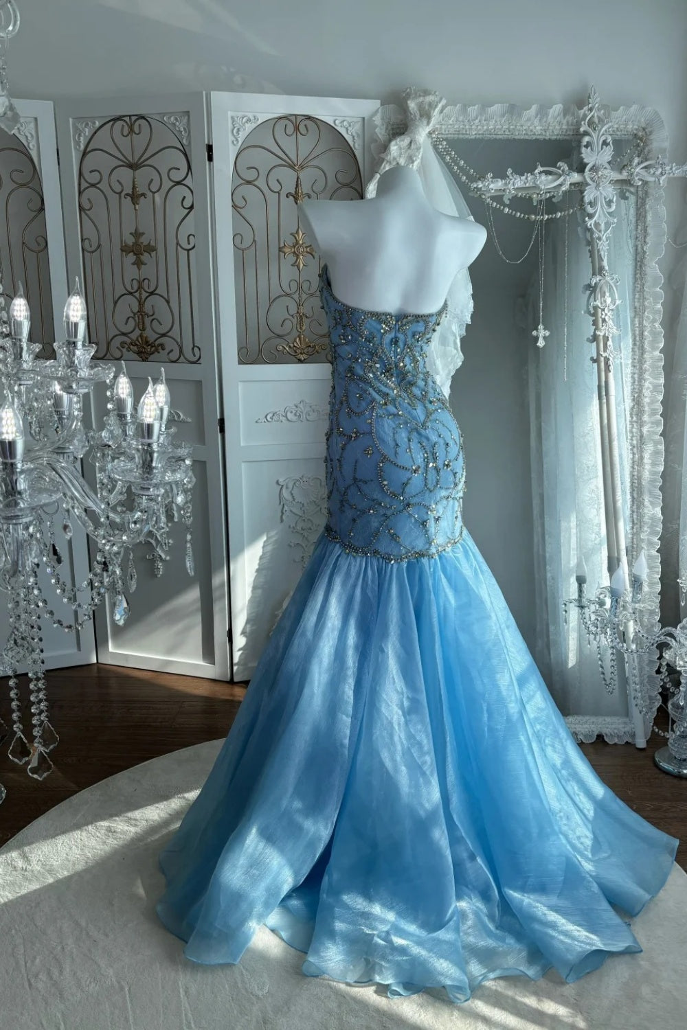 Robe de soirée longue et transparente ornée de délicates broderies féeriques NV6605