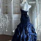 Robe sirène bleu royal tendance : sans bretelles, ornée de perles et ourlet à volants NV6840