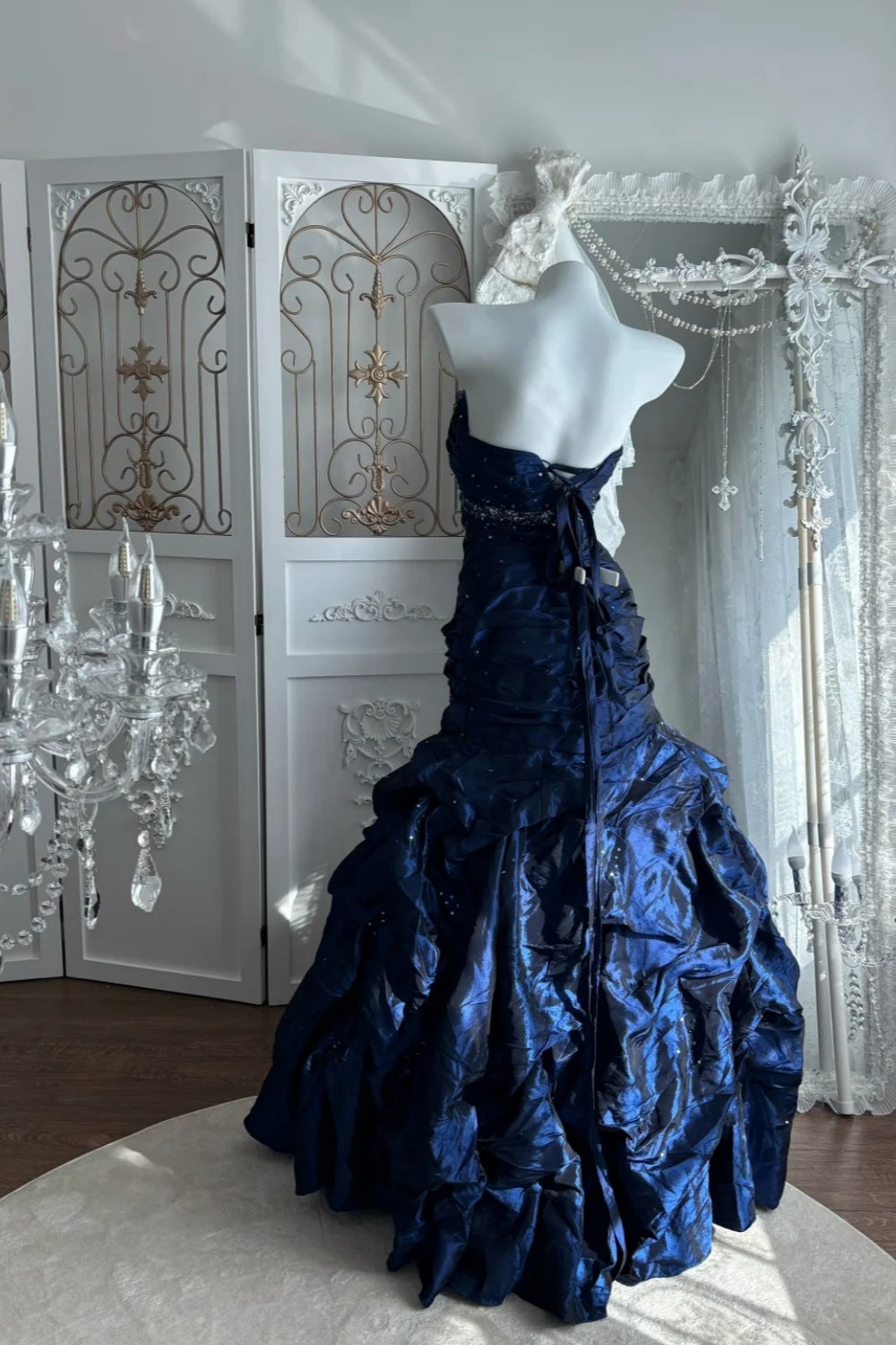 Robe sirène bleu royal tendance : sans bretelles, ornée de perles et ourlet à volants NV6840