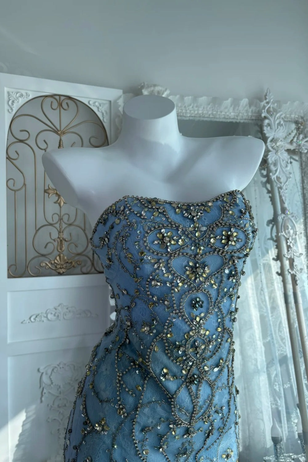 Robe de soirée longue et transparente ornée de délicates broderies féeriques NV6605