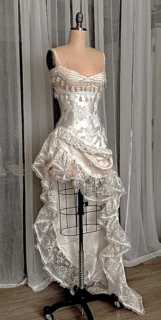 Robe longue à franges et bretelles spaghetti en satin or champagne NV6252