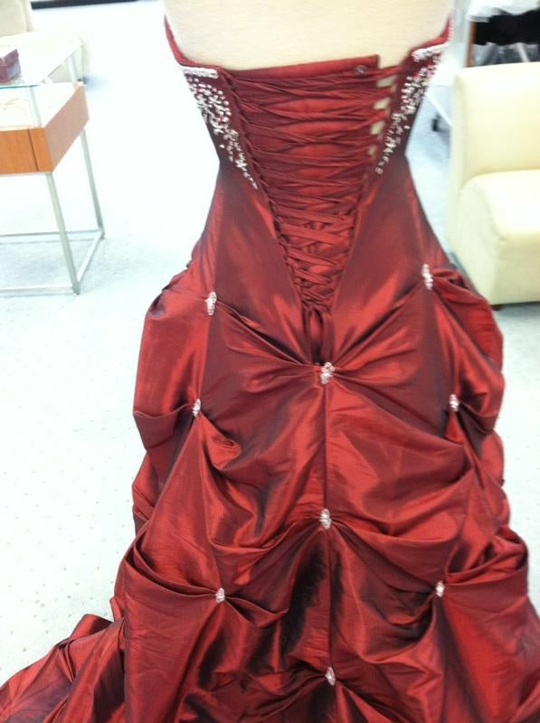 Robe de bal NiceVestidos - Bordeaux satiné, sans bretelles, ornée de perles, avec traîne au sol NV6180