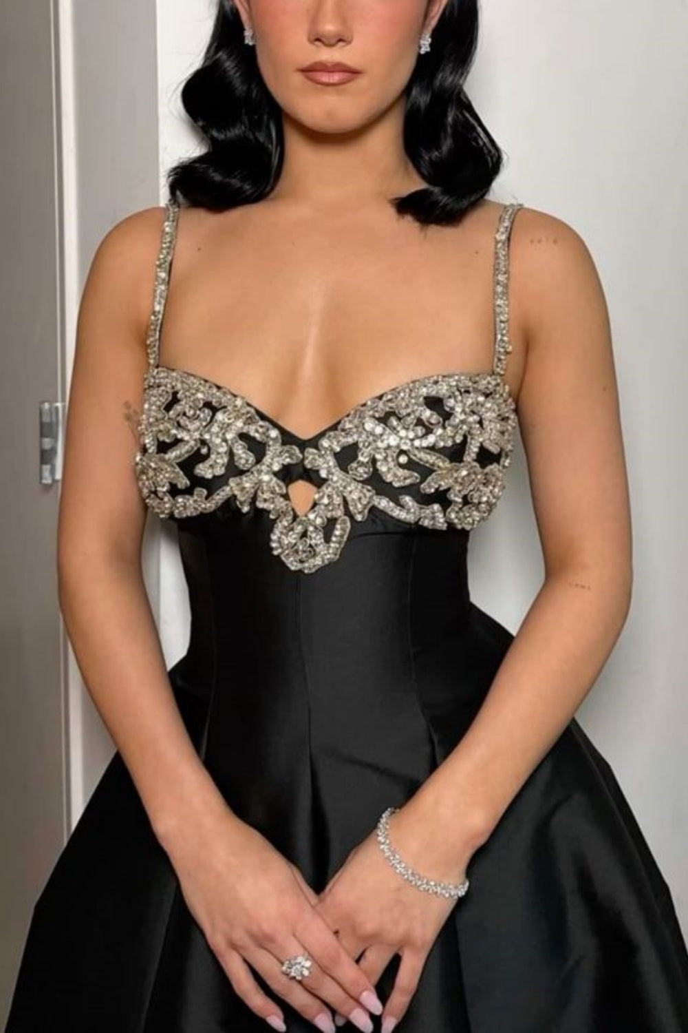 Robe de bal de luxe style palais, bretelles spaghetti et perles | Robe longue en satin noir avec traîne, idéale pour un gala, une remise de prix ou un événement social haut de gamme (NV6270)