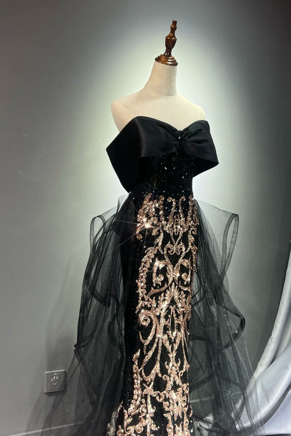 Robe de bal longue noire et dorée NV6623