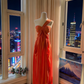 Robe longue asymétrique orange vif mat à nœud torsadé et dos nu - Robe longue drapée de luxe avec ceinture NV6783