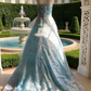 Robe longue bleu clair bustier ornée de perles - Traîne à volants et nœud superposés - Idéale pour une soirée à thème ou un bal de promo NV6818