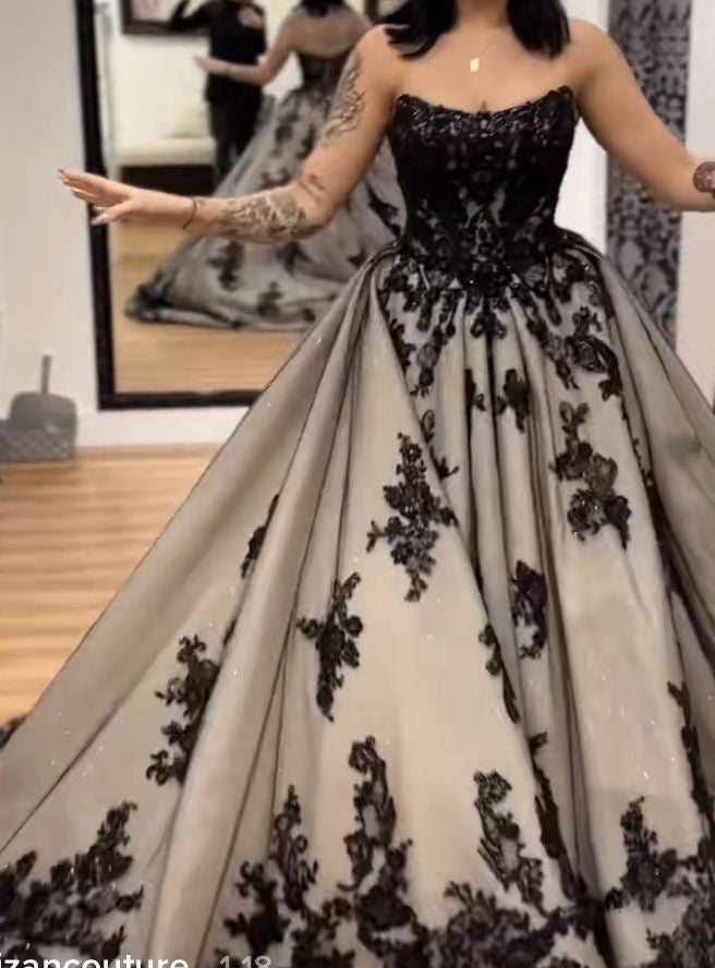 Robe de soirée spectaculaire en dentelle foncée gris-noir dégradé | Traîne en tulle pailleté, sans bretelles/à fines bretelles | NV6323