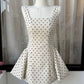 Robe courte beige à pois et fines bretelles - Col carré et nœud dans le dos - Idéale pour une soirée, un rendez-vous ou une soirée légère NV6809