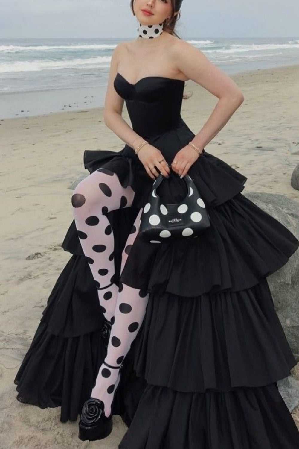 Robe de bal de luxe style palais, bretelles spaghetti et perles | Robe longue en satin noir avec traîne, idéale pour un gala, une remise de prix ou un événement mondain haut de gamme (NV6271)