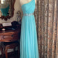 Robe de soirée bleu glacier élégante et fraîche, asymétrique, à taille froncée et traîne ornée de perles - Idéale pour un mariage ou un dîner (NV6371)