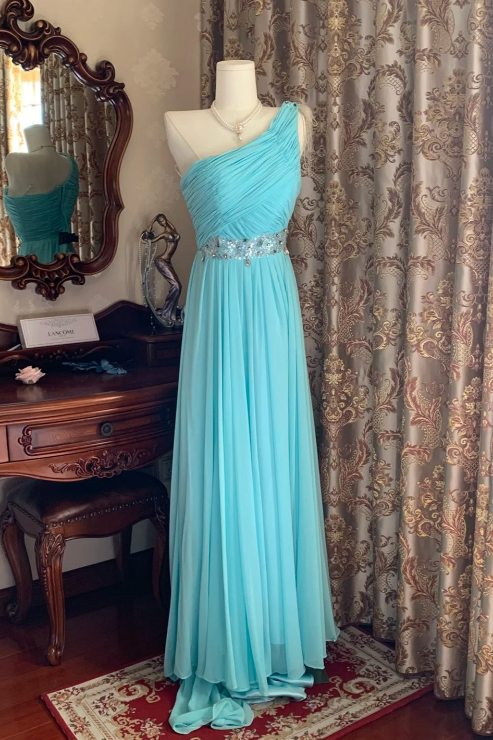 Robe de soirée bleu glacier élégante et fraîche, asymétrique, à taille froncée et traîne ornée de perles - Idéale pour un mariage ou un dîner (NV6371)