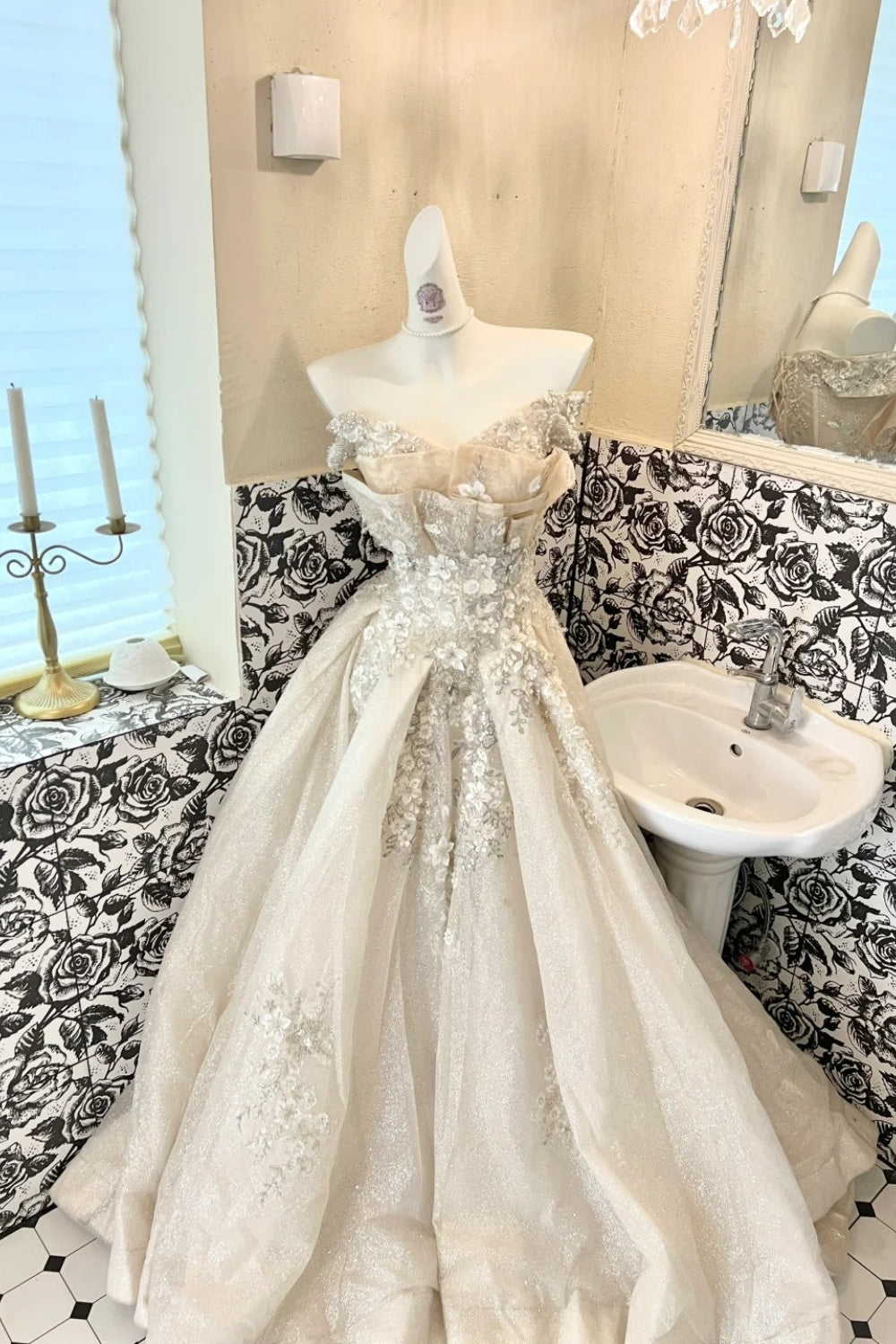 Robe de soirée asymétrique en mousseline ornée de clous lourds NV6719
