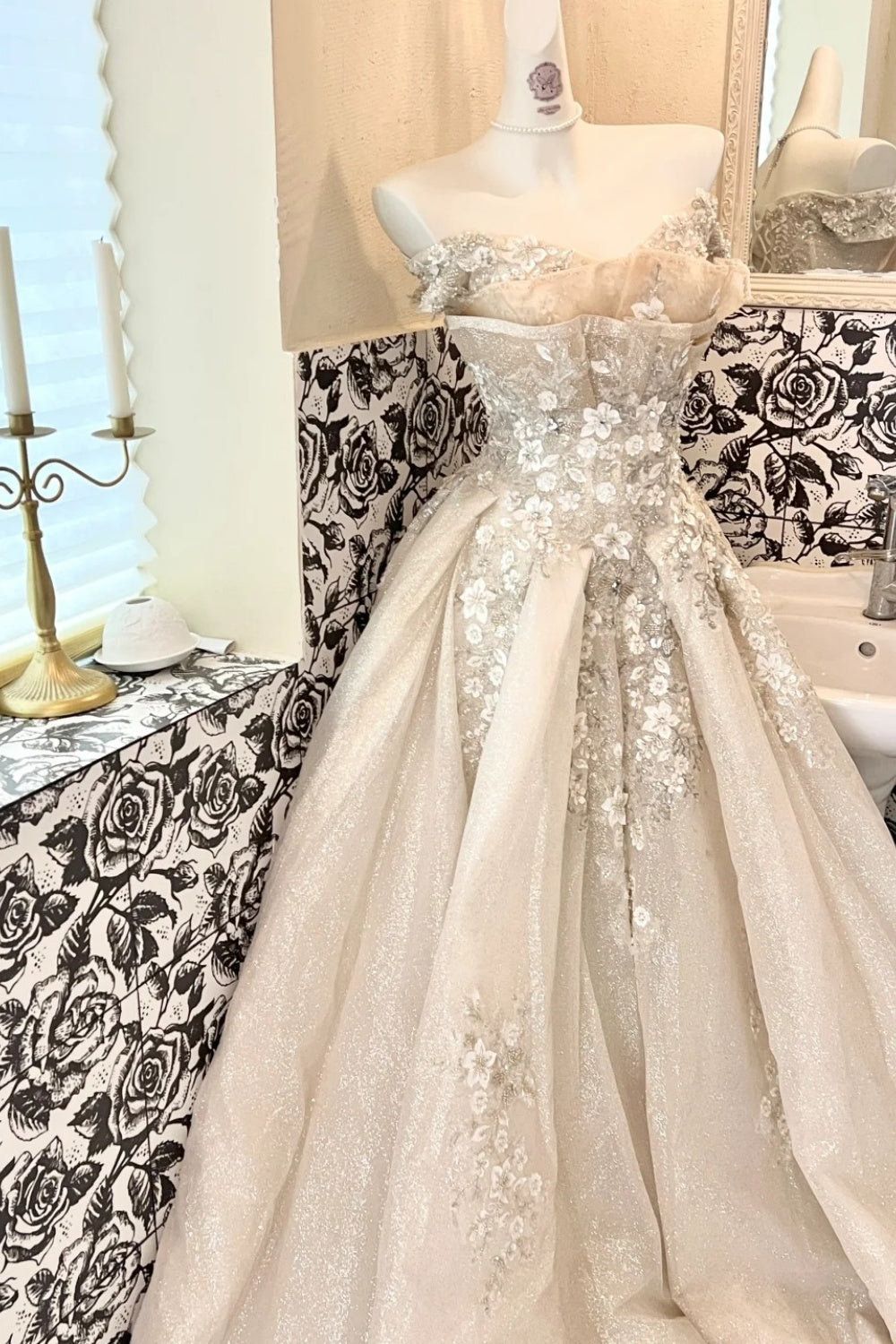 Robe de soirée asymétrique en mousseline ornée de clous lourds NV6719