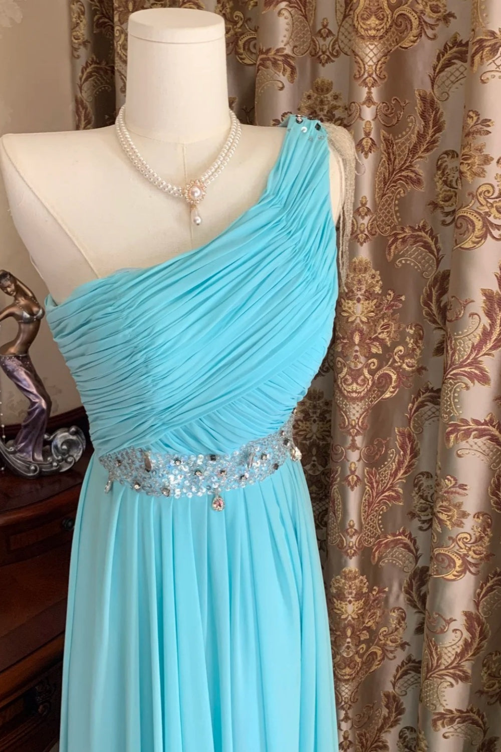 Robe de soirée bleu glacier élégante et fraîche, asymétrique, à taille froncée et traîne ornée de perles - Idéale pour un mariage ou un dîner (NV6371)