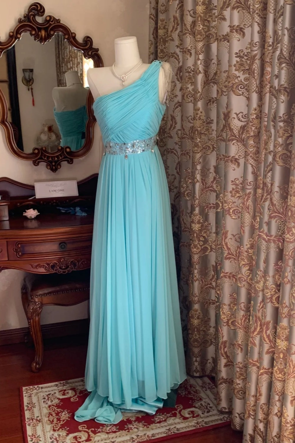Robe de soirée bleu glacier élégante et fraîche, asymétrique, à taille froncée et traîne ornée de perles - Idéale pour un mariage ou un dîner (NV6371)