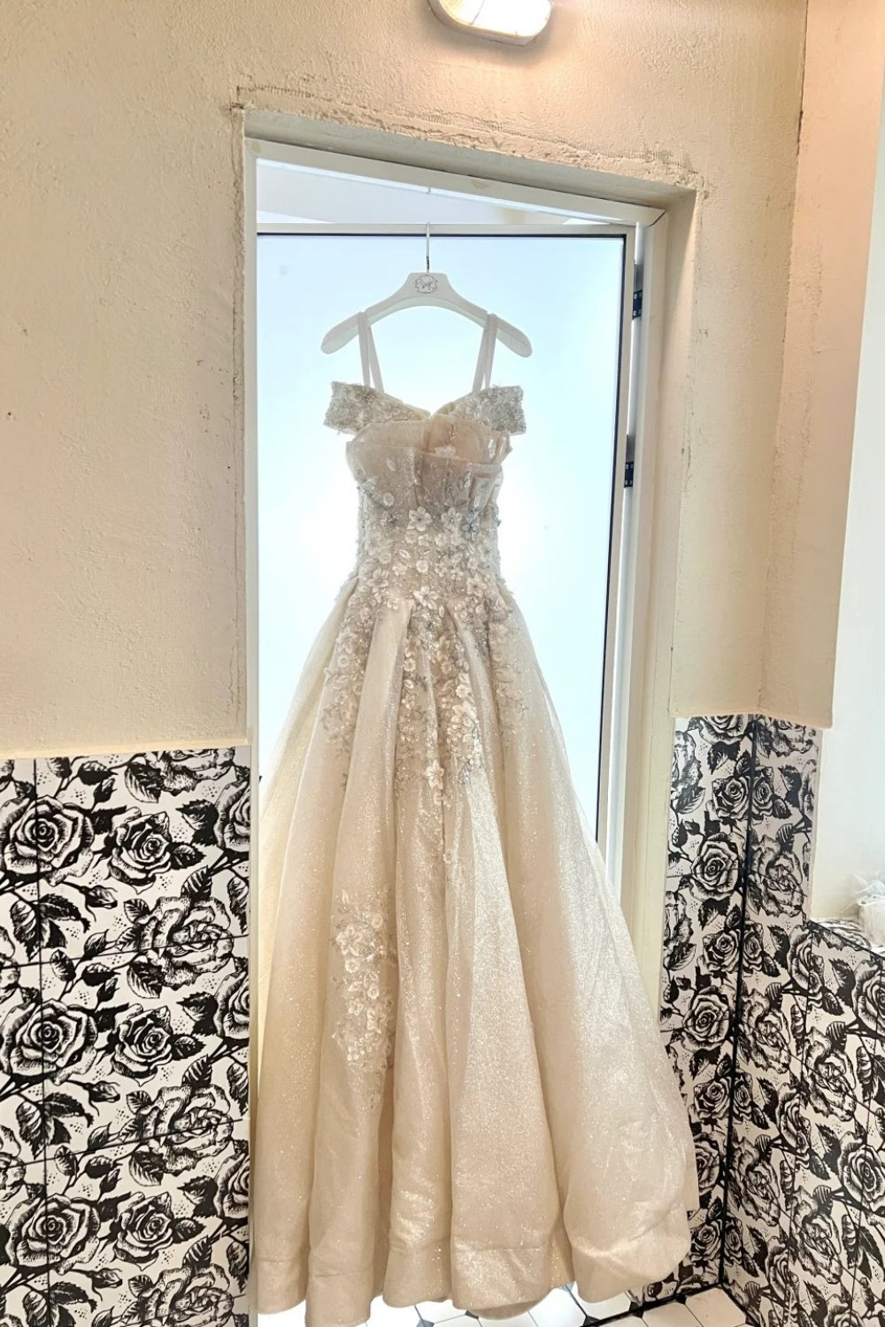 Robe de soirée asymétrique en mousseline ornée de clous lourds NV6719