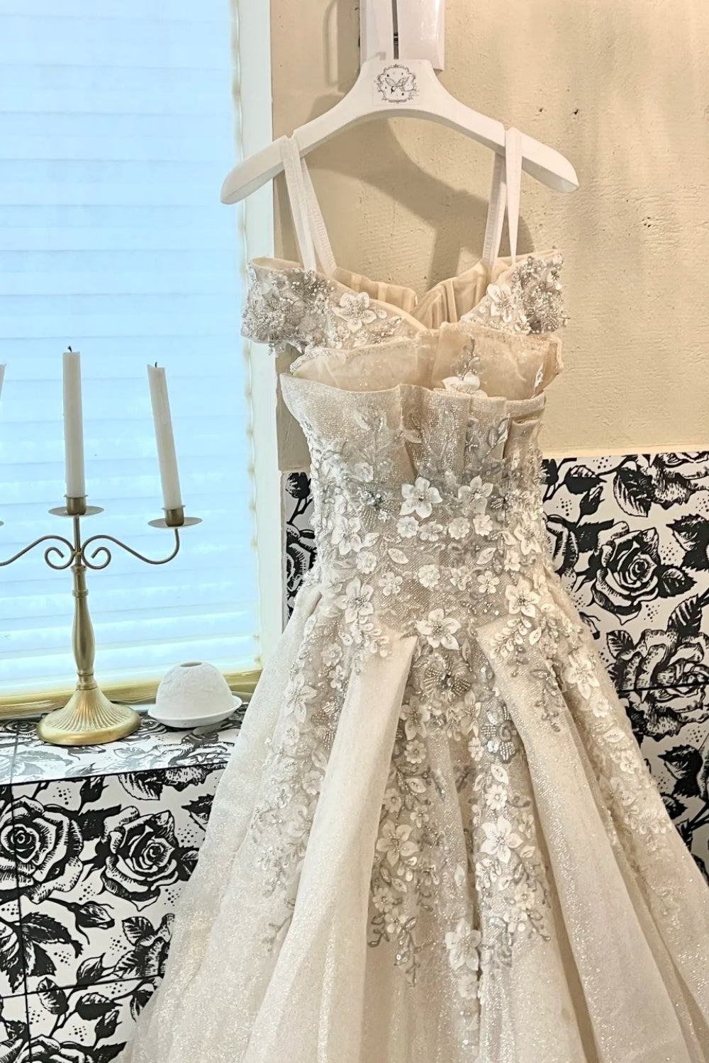 Robe de soirée asymétrique en mousseline ornée de clous lourds NV6719