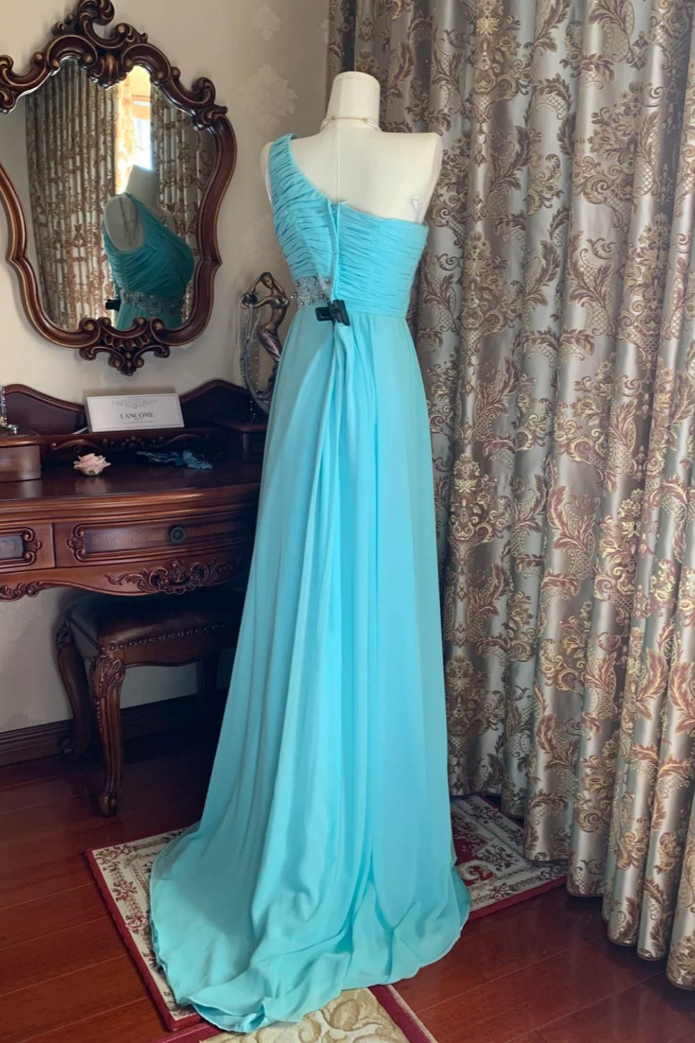 Robe de soirée bleu glacier élégante et fraîche, asymétrique, à taille froncée et traîne ornée de perles - Idéale pour un mariage ou un dîner (NV6371)