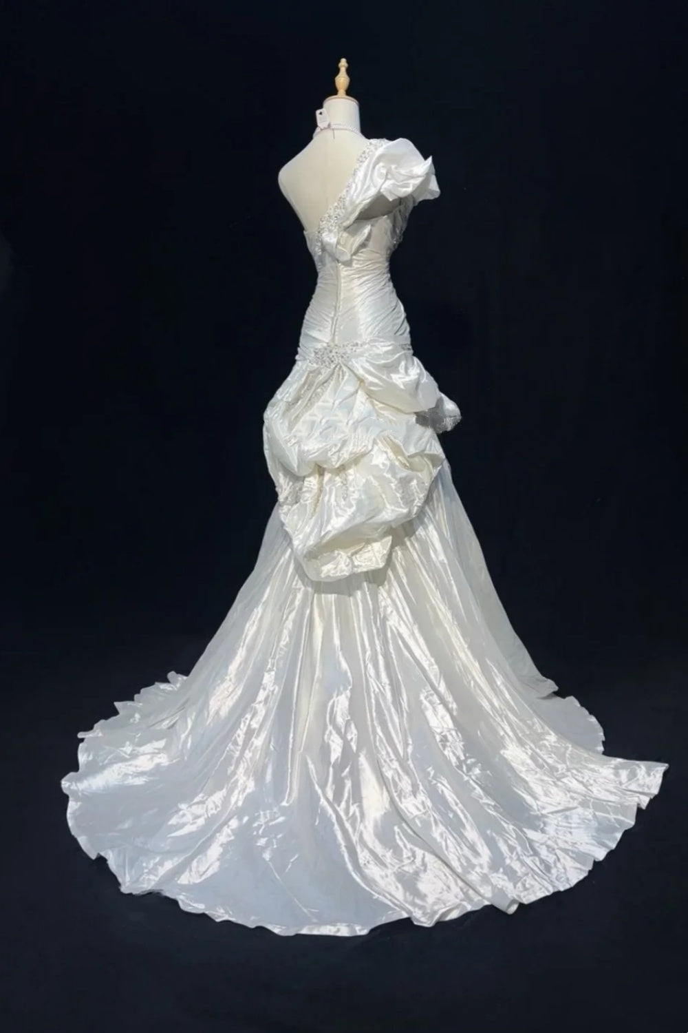 Robe de soirée longue et somptueuse ornée de perles, modèle NV6577