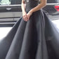 Robe de bal de luxe style palais, bretelles spaghetti et perles | Robe longue en satin noir avec traîne, idéale pour un gala, une remise de prix ou un événement social haut de gamme (NV6270)
