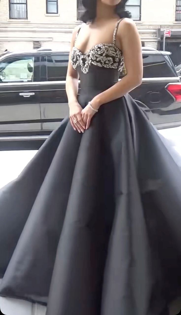 Robe de bal de luxe style palais, bretelles spaghetti et perles | Robe longue en satin noir avec traîne, idéale pour un gala, une remise de prix ou un événement social haut de gamme (NV6270)