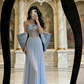 Robe longue de soirée/tapis rouge/rendez-vous bleu clair sans bretelles, ornée de cristaux et dotée d'une épaulette 3D et d'une traîne drapée (NV6817)