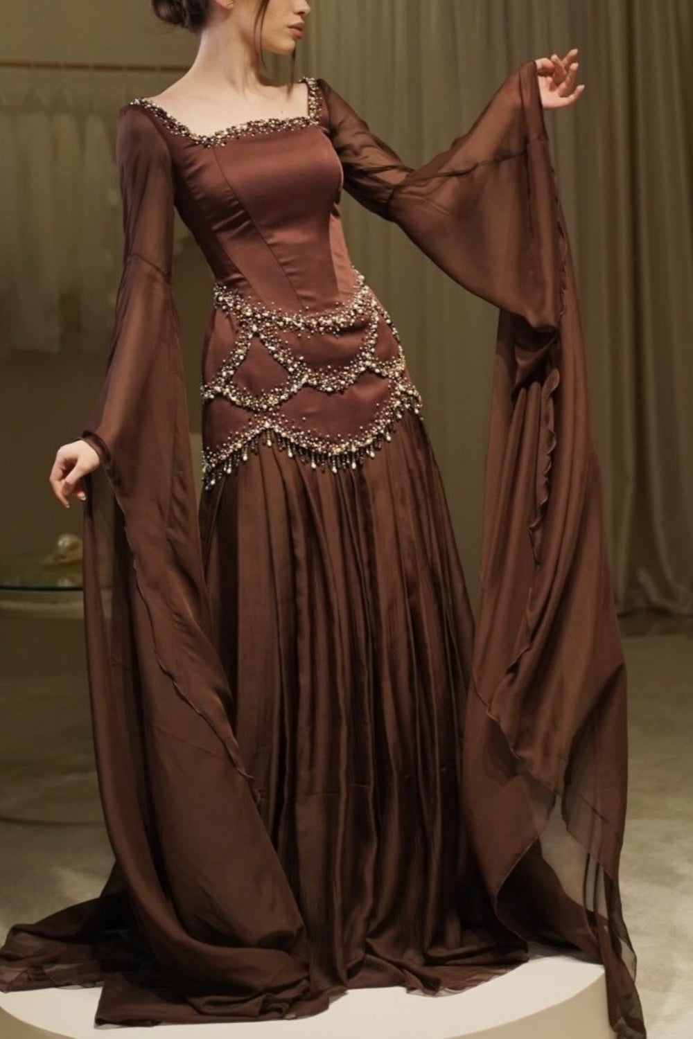 Robe de soirée rétro luxueuse en satin marron foncé, ornée de perles, col carré et manches longues - Robe élégante pour dîner et tapis rouge NV6381